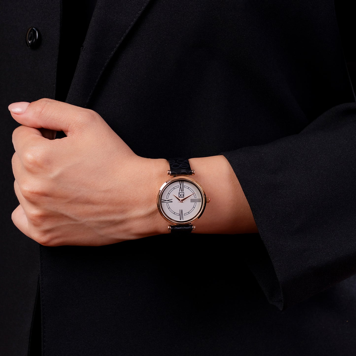 Reloj Cloe Análogo para Dama con Diseño OE en Correa de Tactopiel OE2604