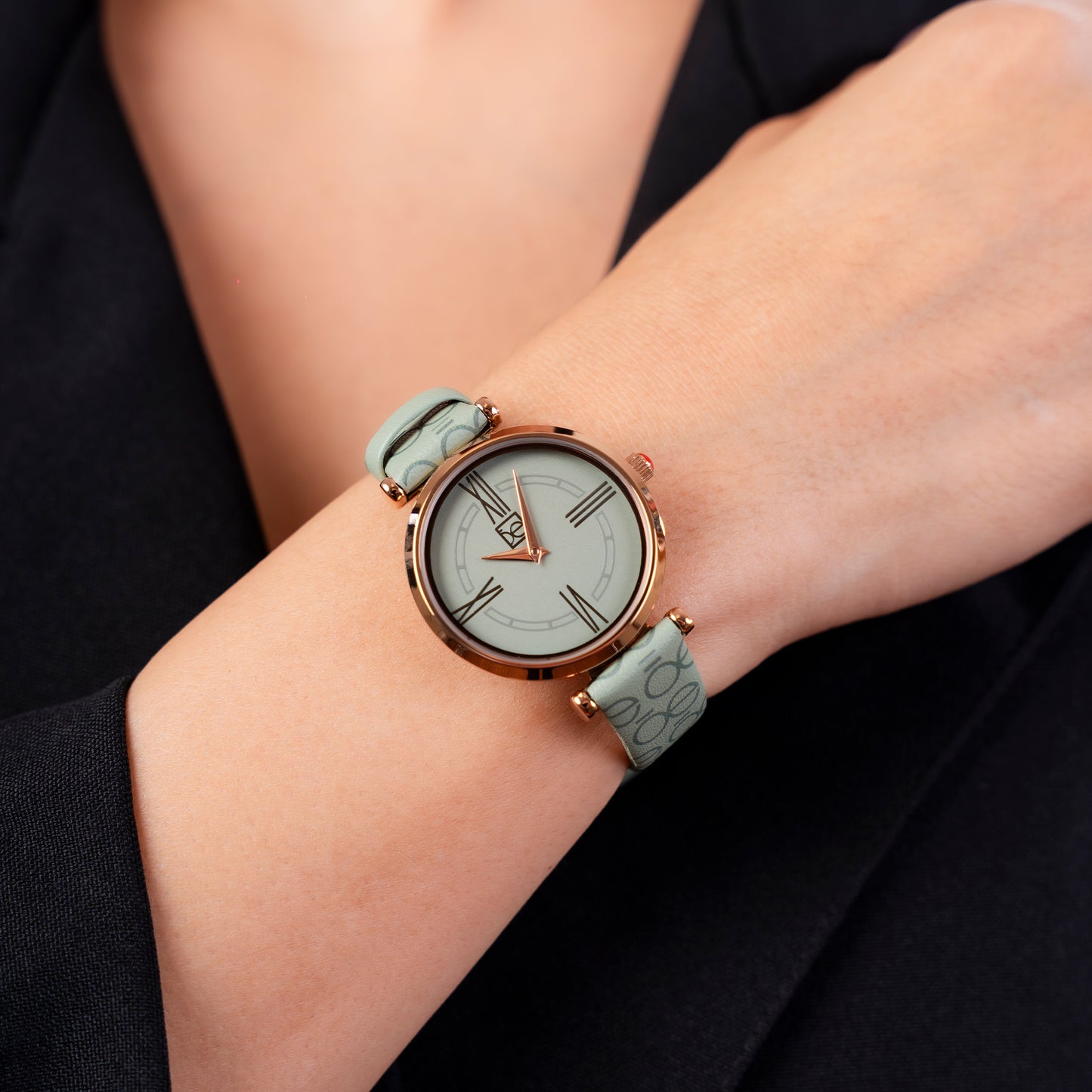 Reloj Cloe Análogo para Dama con Diseño OE en Correa de Tactopiel OE2604