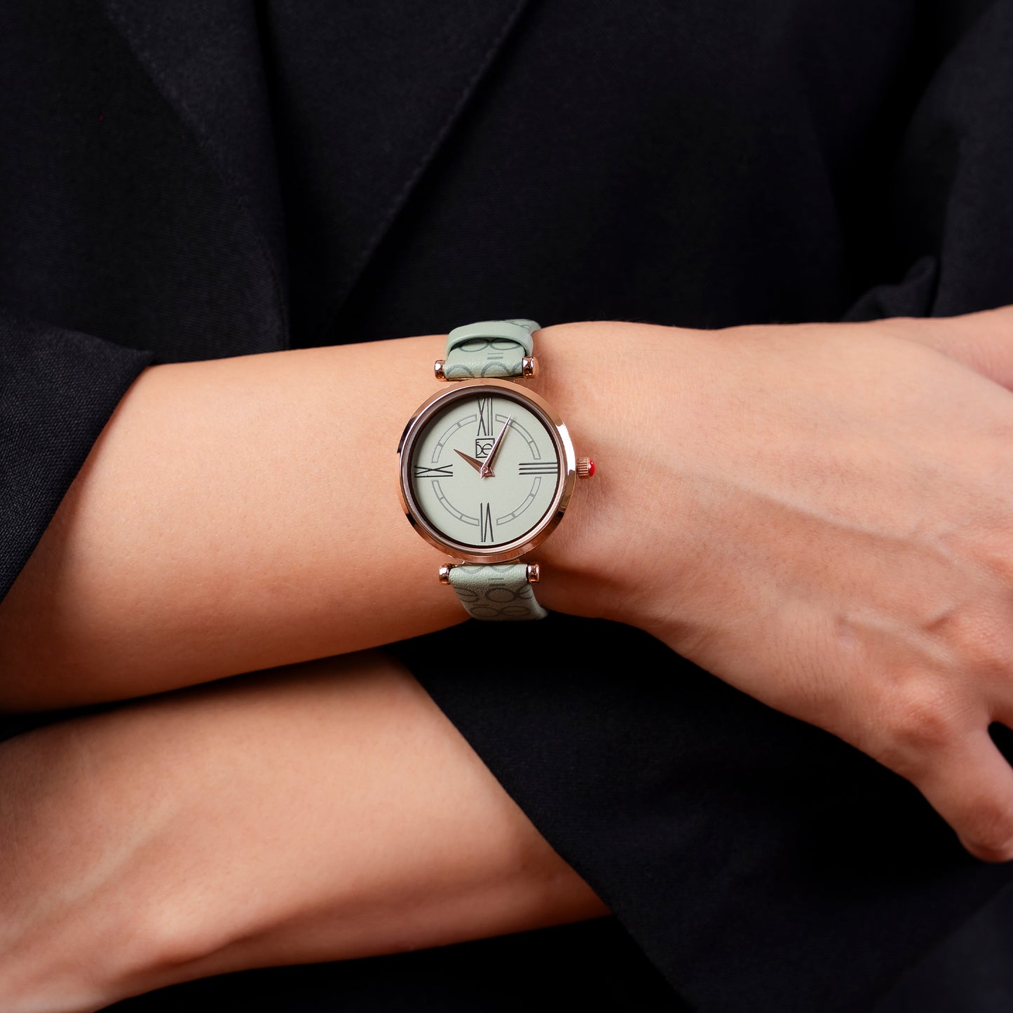 Reloj Cloe Análogo para Dama con Diseño OE en Correa de Tactopiel OE2604