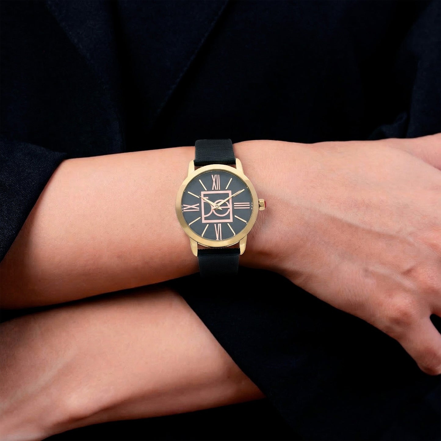 Reloj Cloe Análogo para Dama con Monograma OE en Carátula y Correa de Tactopiel OE2605
