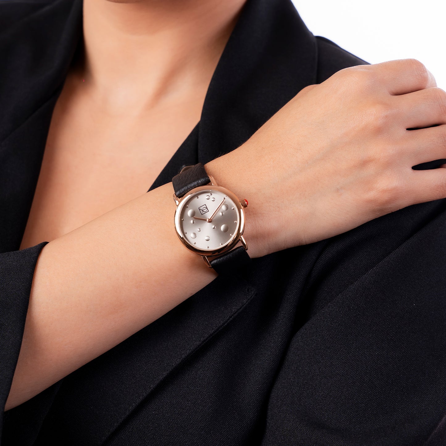 Reloj Cloe Análogo para Dama con Textura con Relieve en Carátula y Correa de Tactopiel OE2607