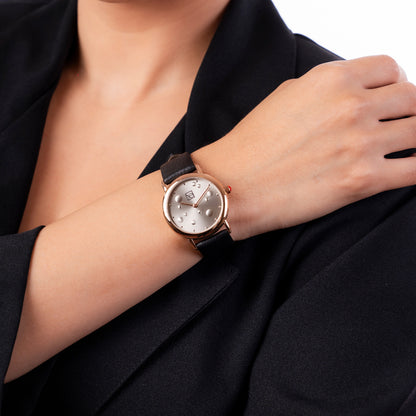 Reloj Cloe Análogo para Dama con Textura con Relieve en Carátula y Correa de Tactopiel OE2607