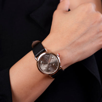 Reloj Cloe Análogo para Dama con Textura con Relieve en Carátula y Correa de Tactopiel OE2607