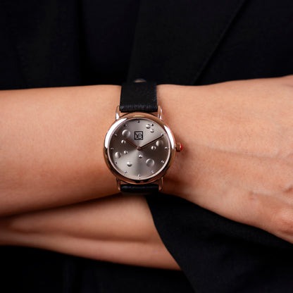 Reloj Cloe Análogo para Dama con Textura con Relieve en Carátula y Correa de Tactopiel OE2607