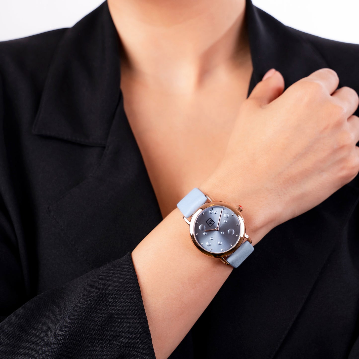 Reloj Cloe Análogo para Dama con Textura con Relieve en Carátula y Correa de Tactopiel OE2607