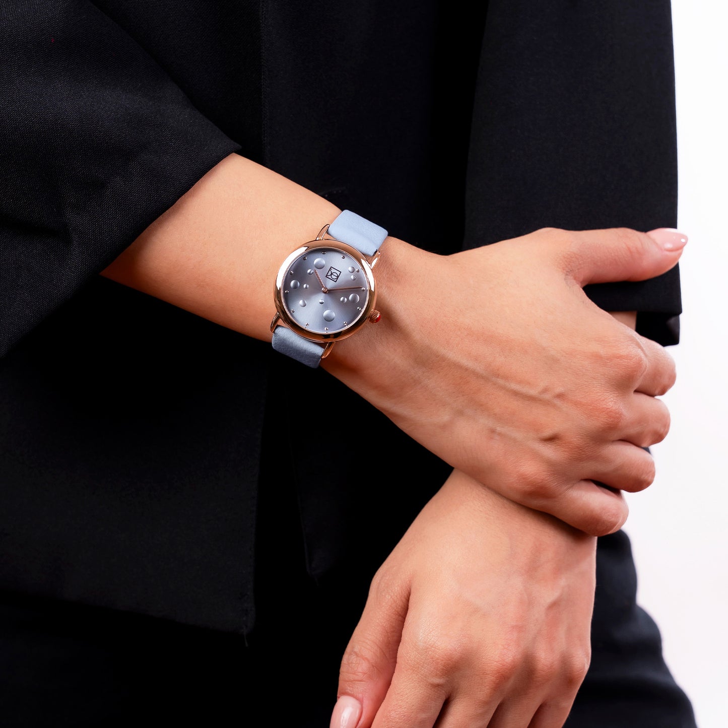 Reloj Cloe Análogo para Dama con Textura con Relieve en Carátula y Correa de Tactopiel OE2607