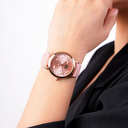 Reloj Cloe Análogo para Dama con Textura con Relieve en Carátula y Correa de Tactopiel OE2607