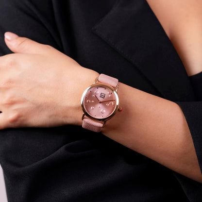 Reloj Cloe Análogo para Dama con Textura con Relieve en Carátula y Correa de Tactopiel OE2607