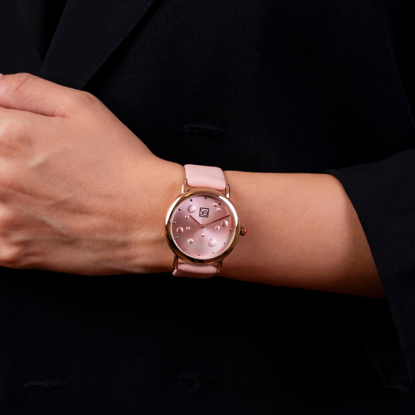 Reloj Cloe Análogo para Dama con Textura con Relieve en Carátula y Correa de Tactopiel OE2607