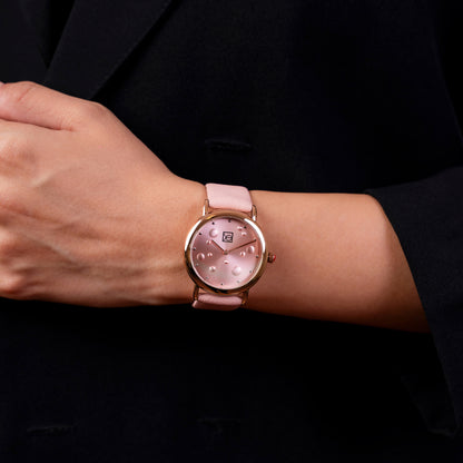 Reloj Cloe Análogo para Dama con Textura con Relieve en Carátula y Correa de Tactopiel OE2607