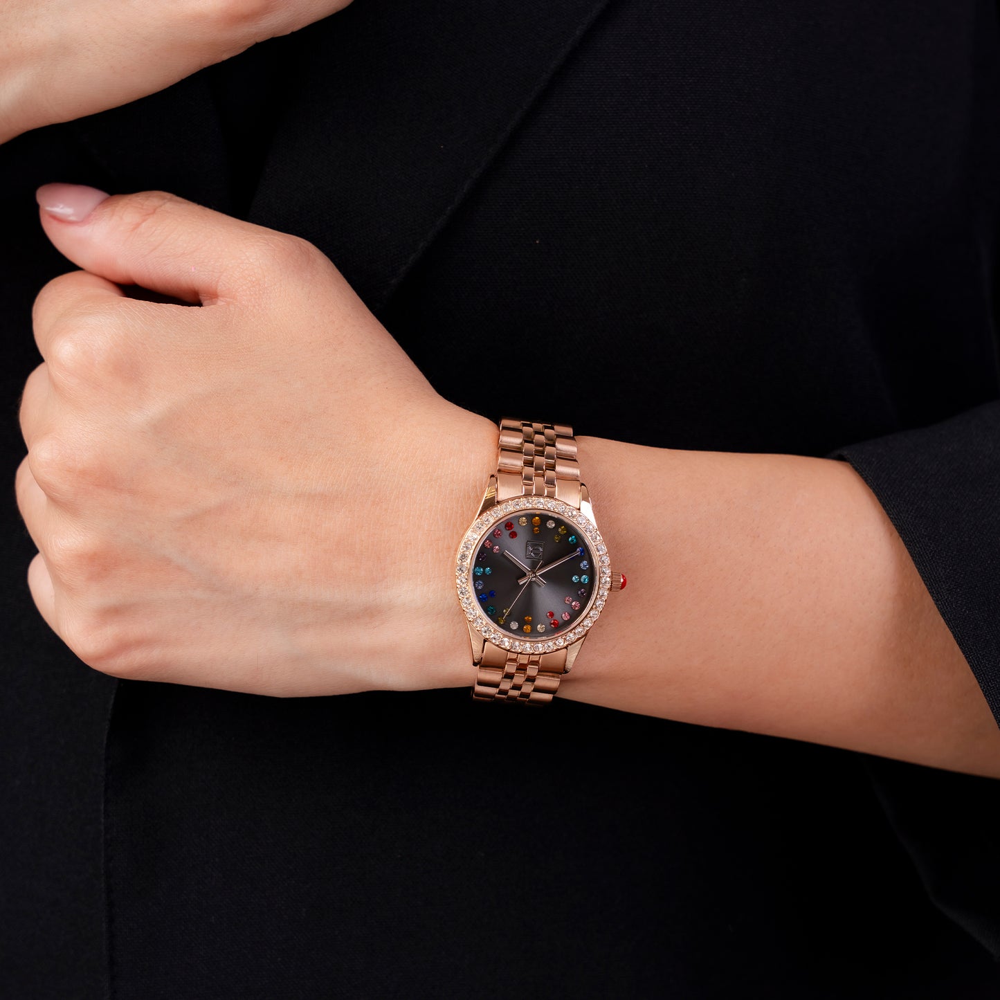 Reloj Cloe Análogo para Dama con Pedrería Multicolor en Indicadores y Extensible de Acero Inoxidable OE2609