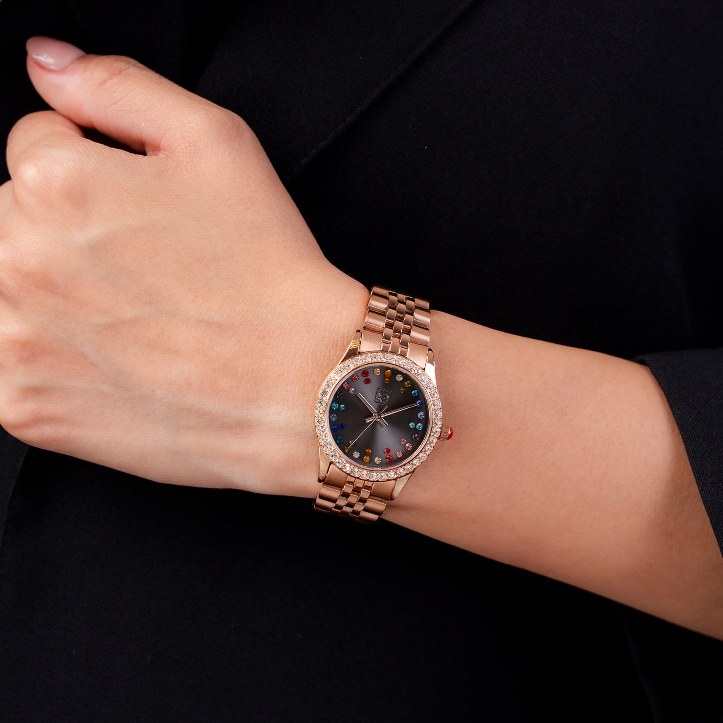 Reloj Cloe Análogo para Dama con Pedrería Multicolor en Indicadores y Extensible de Acero Inoxidable OE2609