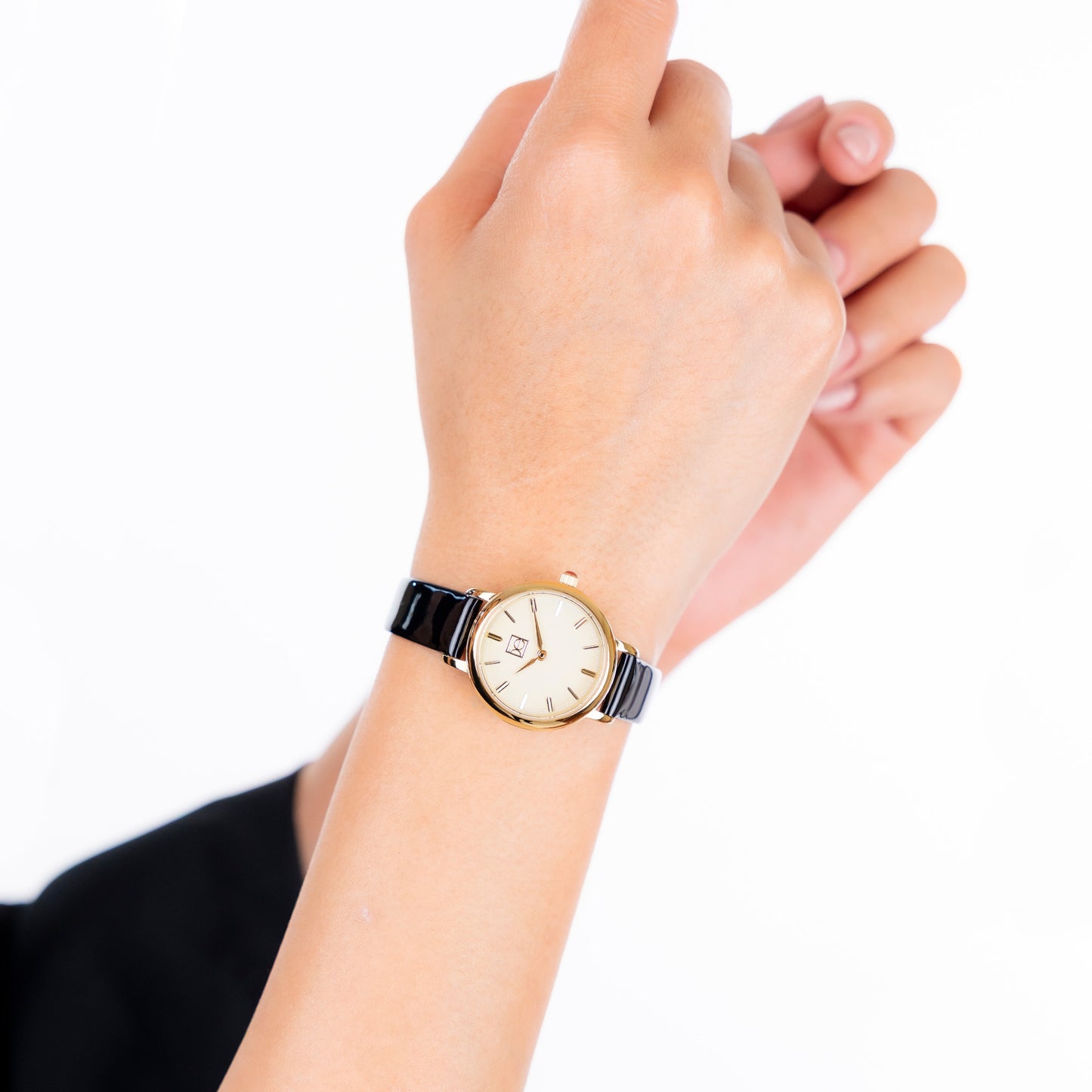 Reloj Cloe Análogo para Dama con y Correa de Charol OE2610