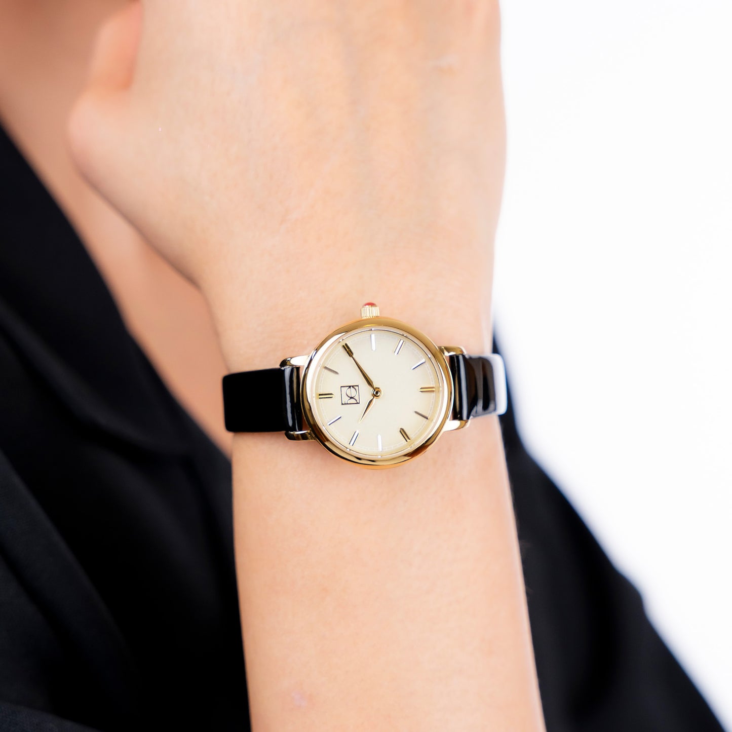 Reloj Cloe Análogo para Dama con y Correa de Charol OE2610