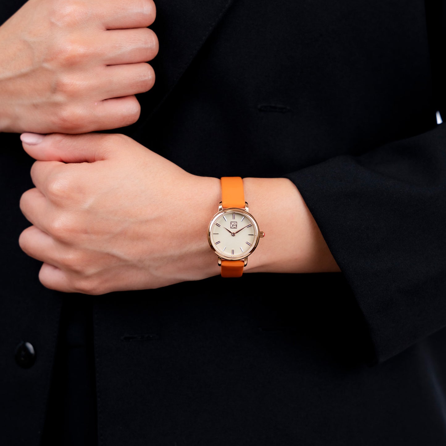 Reloj Cloe Análogo para Dama con y Correa de Charol OE2610