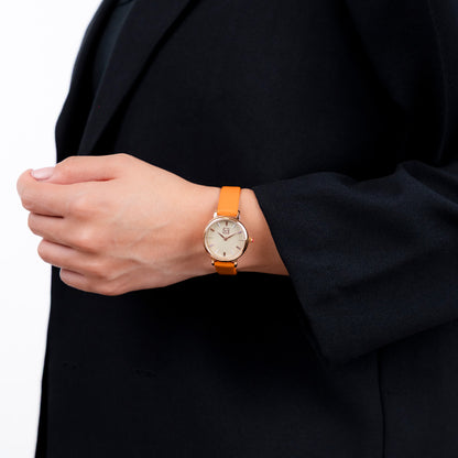 Reloj Cloe Análogo para Dama con y Correa de Charol OE2610