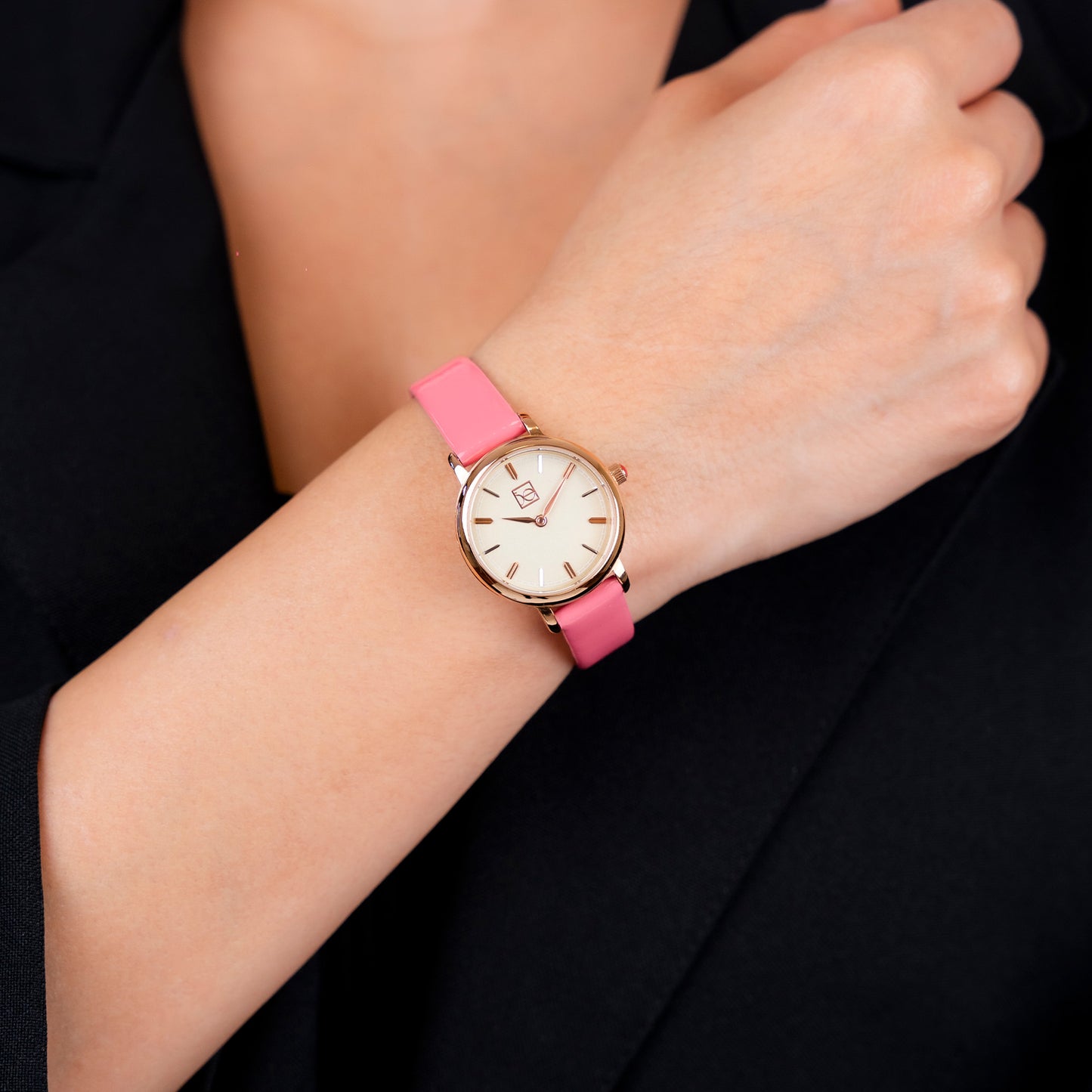 Reloj Cloe Análogo para Dama con y Correa de Charol OE2610