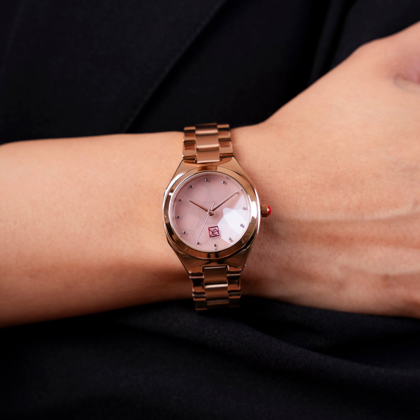 Reloj Cloe Análogo para Dama con Cristal Interior Facetado y Extensible de Acero Inoxidable OE2612