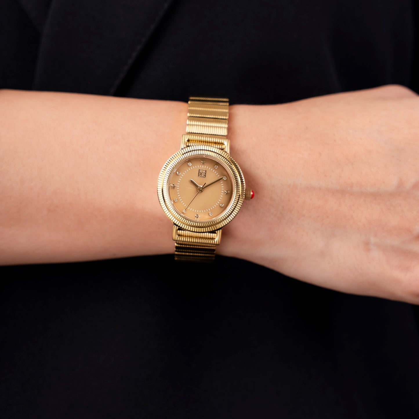 Reloj Cloe Análogo para Dama con Doble Bisel Estriado y Extensible de Acero Inoxidable OE2614