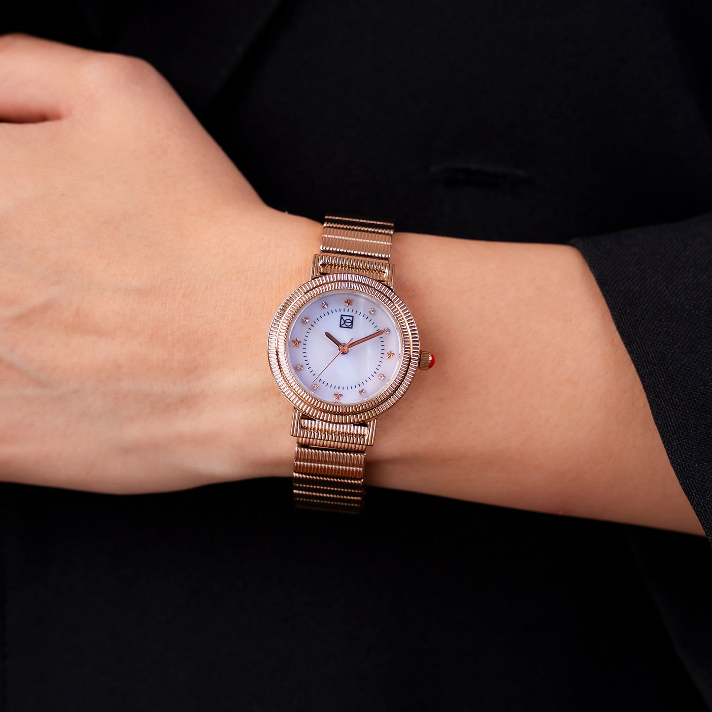 Reloj Cloe Análogo para Dama con Doble Bisel Estriado y Extensible de Acero Inoxidable OE2614