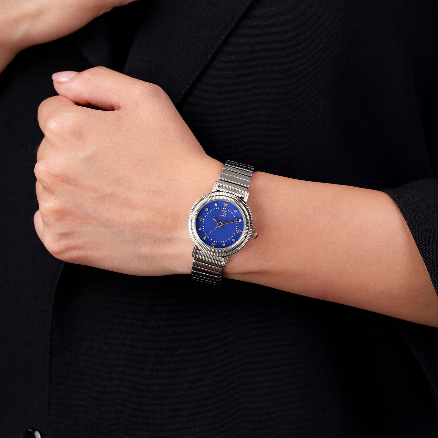 Reloj Cloe Análogo para Dama con Doble Bisel Estriado y Extensible de Acero Inoxidable OE2614