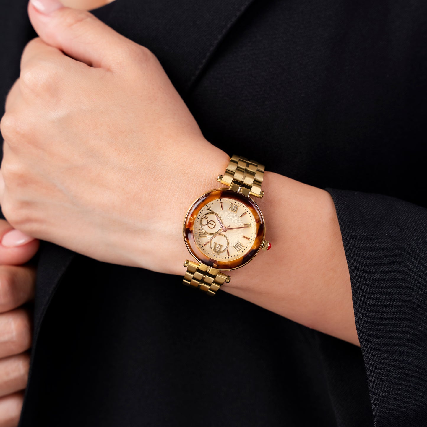Reloj Cloe Análogo para Dama con Bisel Acabado Carey y Extensible de Acero Inoxidable OE2615