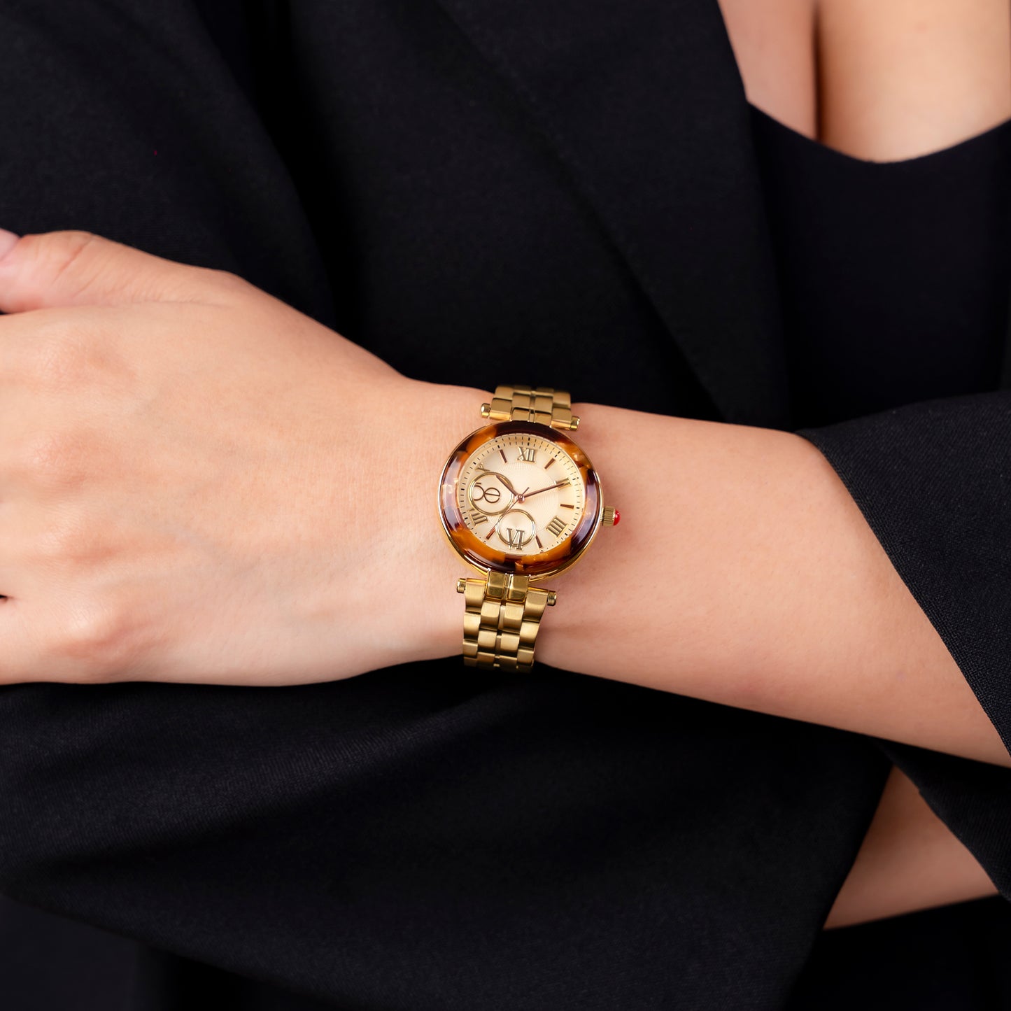 Reloj Cloe Análogo para Dama con Bisel Acabado Carey y Extensible de Acero Inoxidable OE2615