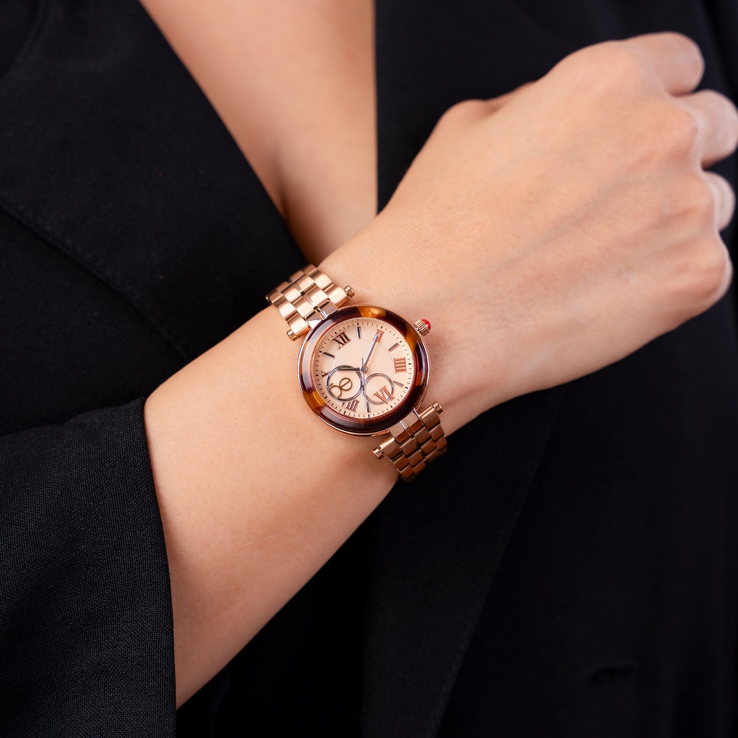 Reloj Cloe Análogo para Dama con Bisel Acabado Carey y Extensible de Acero Inoxidable OE2615