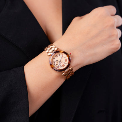 Reloj Cloe Análogo para Dama con Bisel Acabado Carey y Extensible de Acero Inoxidable OE2615