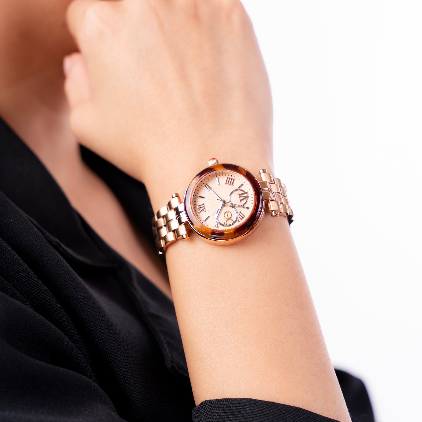 Reloj Cloe Análogo para Dama con Bisel Acabado Carey y Extensible de Acero Inoxidable OE2615