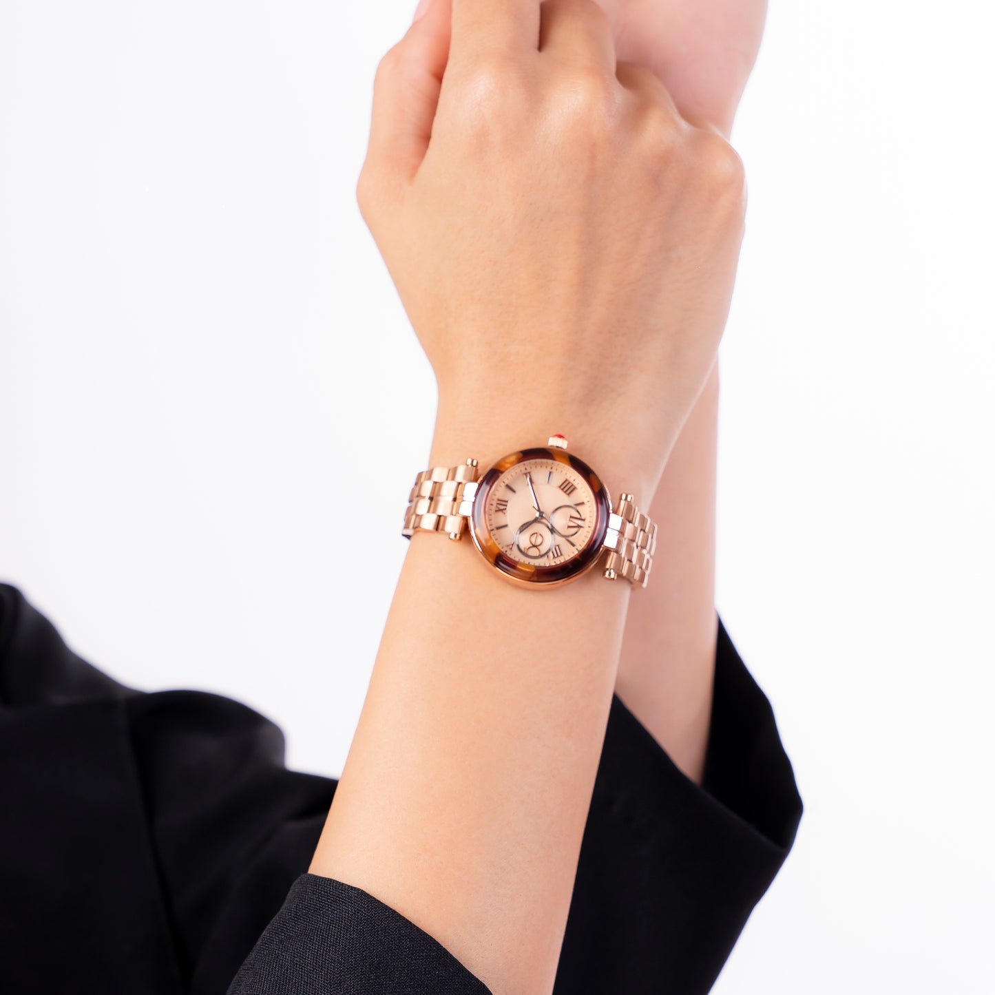Reloj Cloe Análogo para Dama con Bisel Acabado Carey y Extensible de Acero Inoxidable OE2615