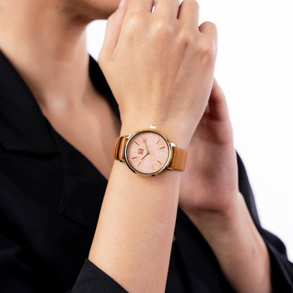Reloj Cloe Análogo para Dama con Diseño de Cadenas en Carátula y Correa de Tactopiel OE2616