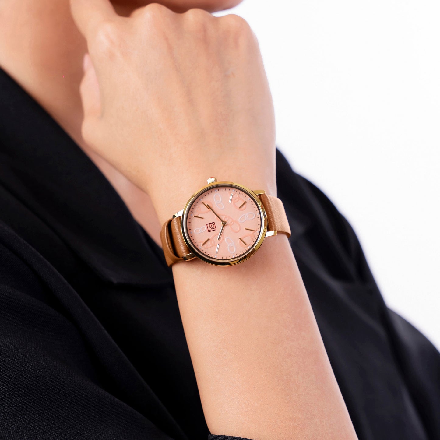 Reloj Cloe Análogo para Dama con Diseño de Cadenas en Carátula y Correa de Tactopiel OE2616