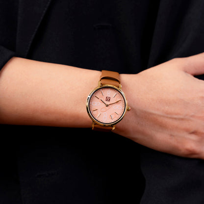 Reloj Cloe Análogo para Dama con Diseño de Cadenas en Carátula y Correa de Tactopiel OE2616