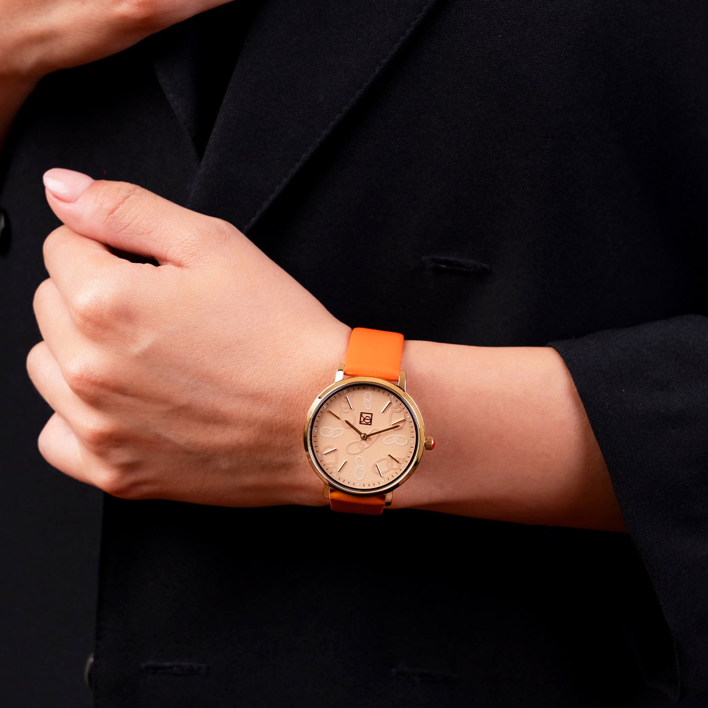 Reloj Cloe Análogo para Dama con Diseño de Cadenas en Carátula y Correa de Tactopiel OE2616