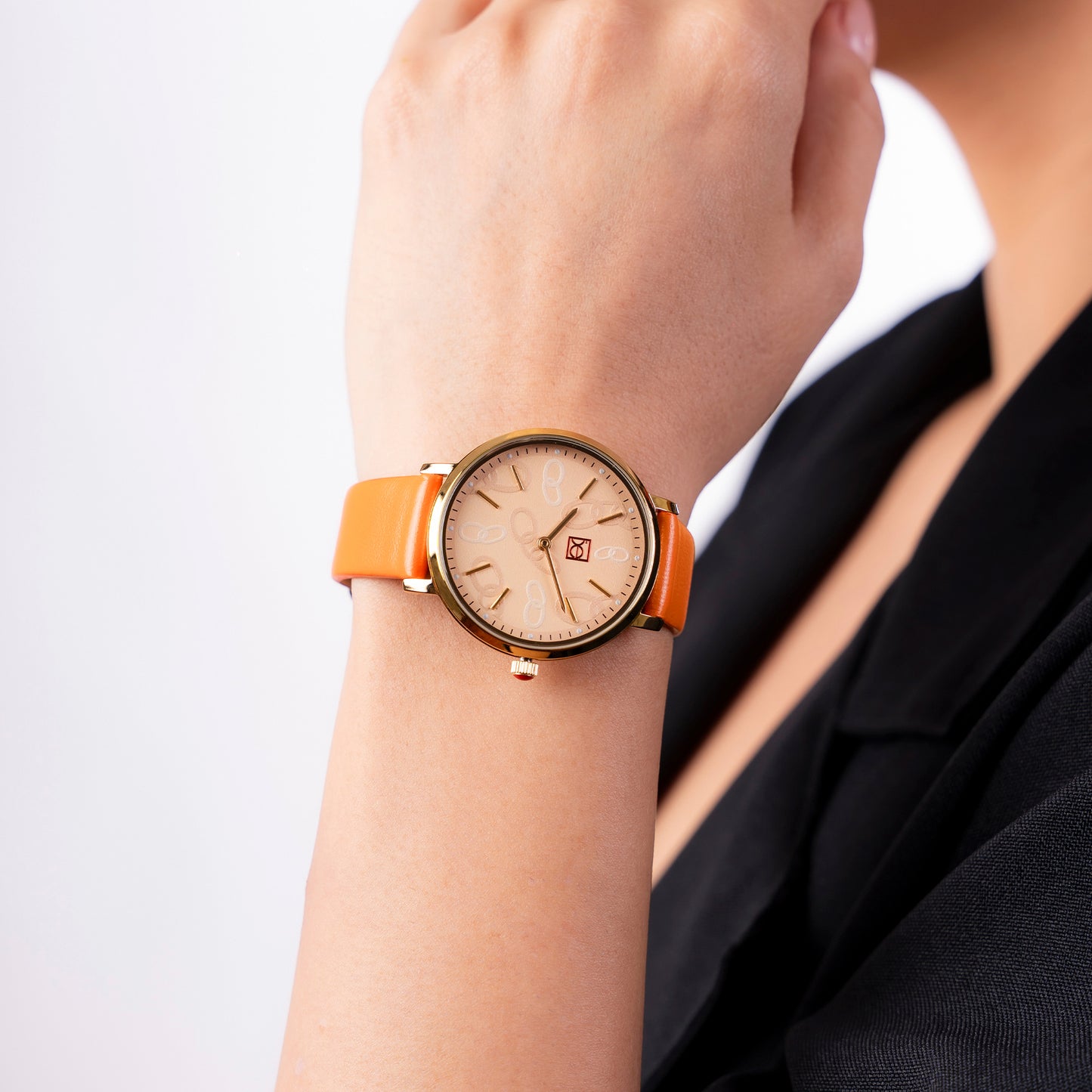 Reloj Cloe Análogo para Dama con Diseño de Cadenas en Carátula y Correa de Tactopiel OE2616