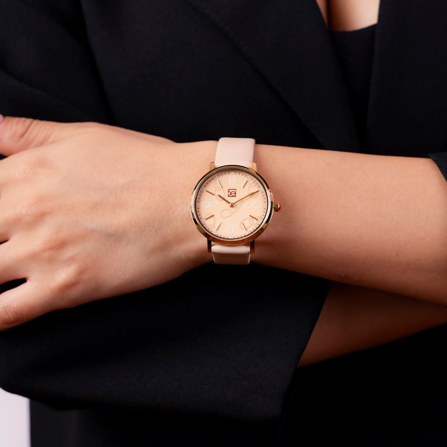 Reloj Cloe Análogo para Dama con Diseño de Cadenas en Carátula y Correa de Tactopiel OE2616