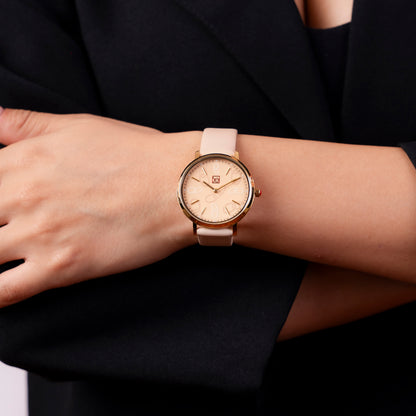 Reloj Cloe Análogo para Dama con Diseño de Cadenas en Carátula y Correa de Tactopiel OE2616