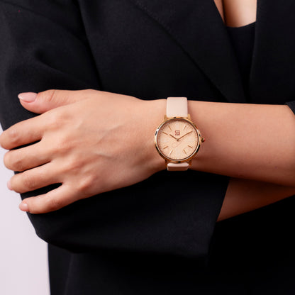 Reloj Cloe Análogo para Dama con Diseño de Cadenas en Carátula y Correa de Tactopiel OE2616
