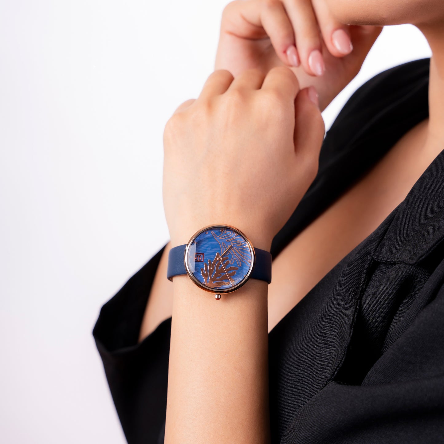 Reloj Cloe Análogo para Dama con Diseño de Arrecife en Carátula y Correa de Tactopiel OE2617