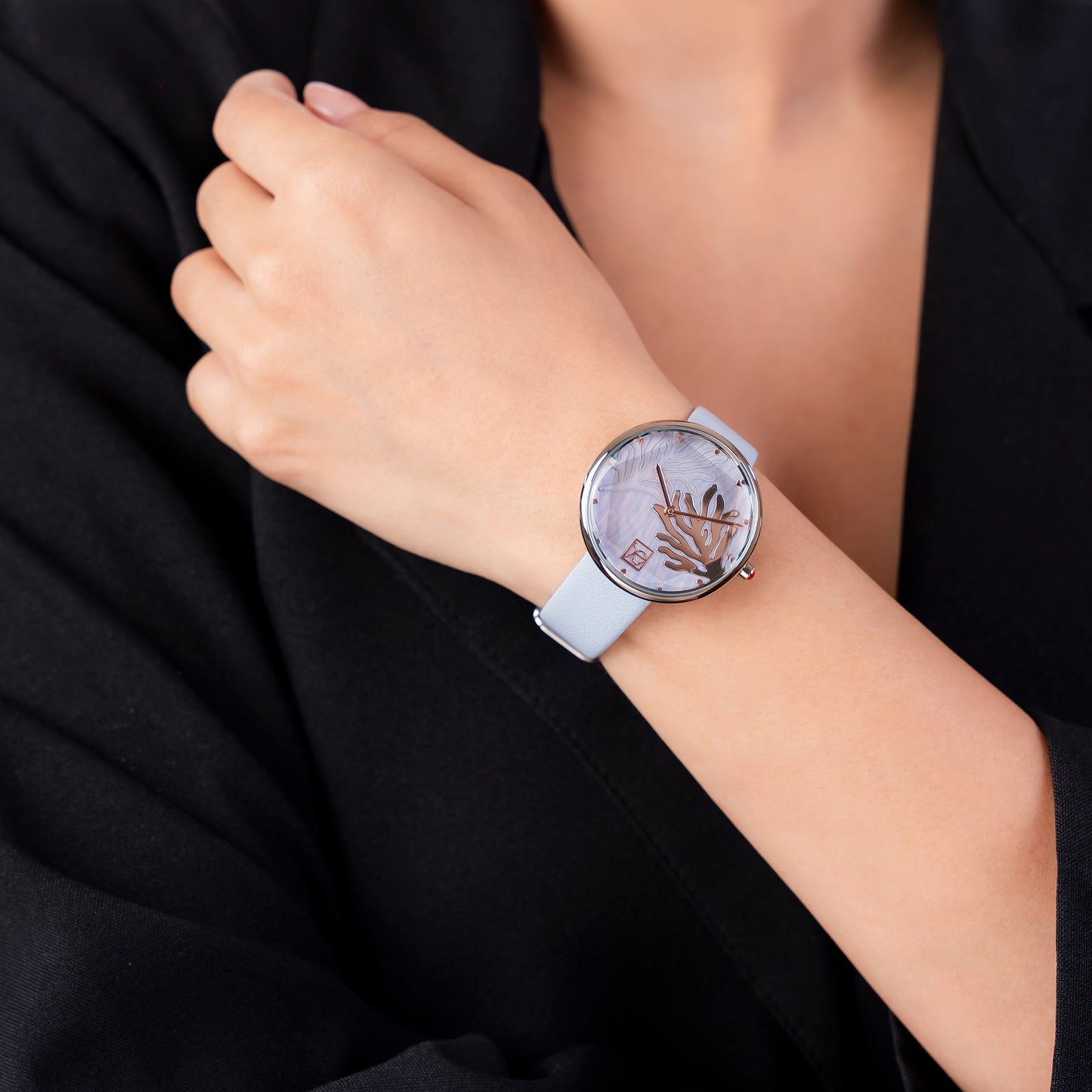Reloj Cloe Análogo para Dama con Diseño de Arrecife en Carátula y Correa de Tactopiel OE2617