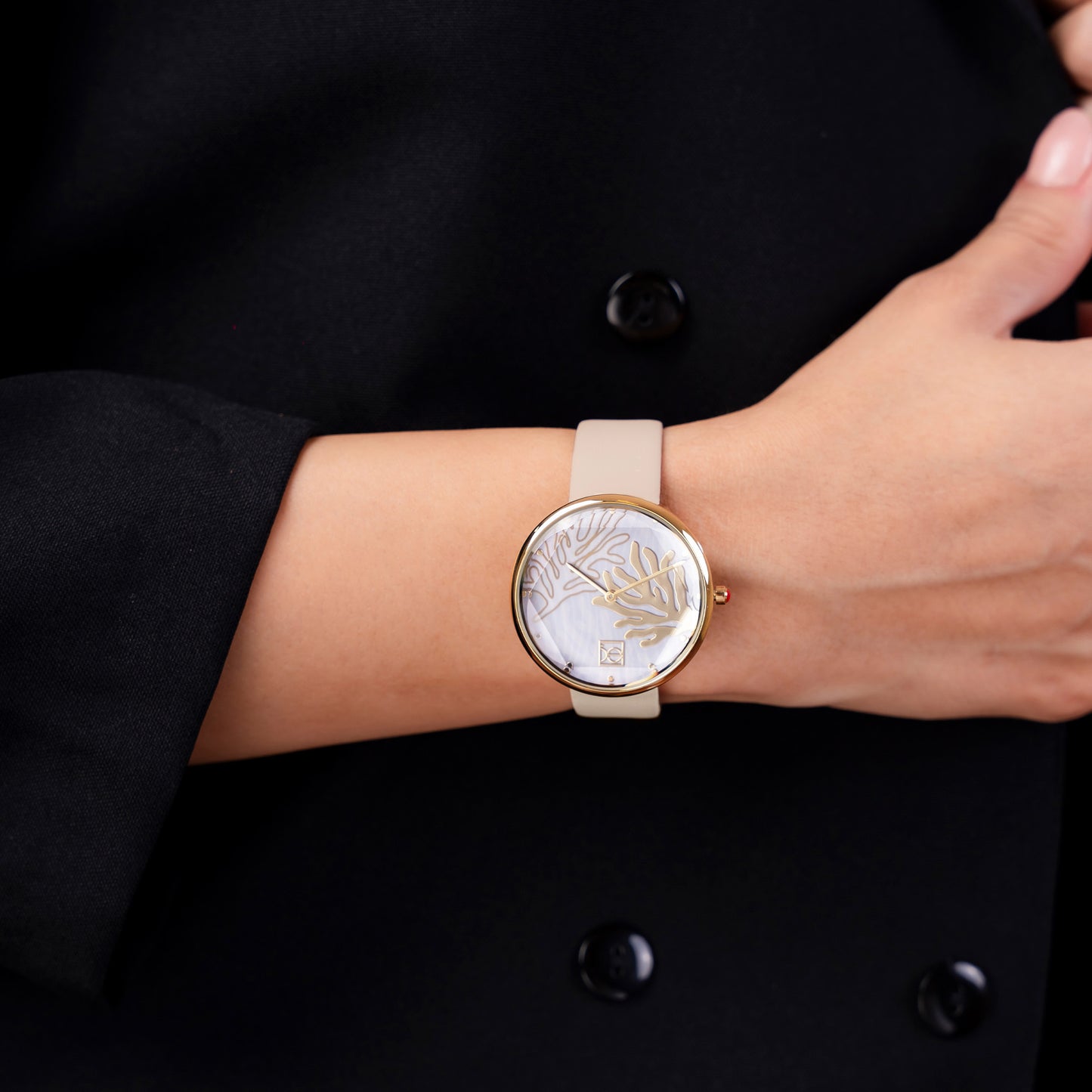 Reloj Cloe Análogo para Dama con Diseño de Arrecife en Carátula y Correa de Tactopiel OE2617