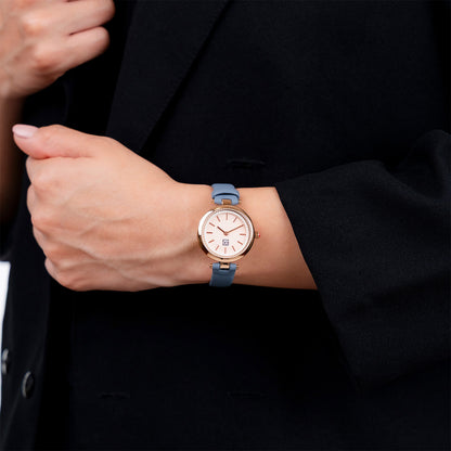 Reloj Cloe Análogo para Dama con Bisel Interno en Relieve y Correa de Tactopiel OE2618