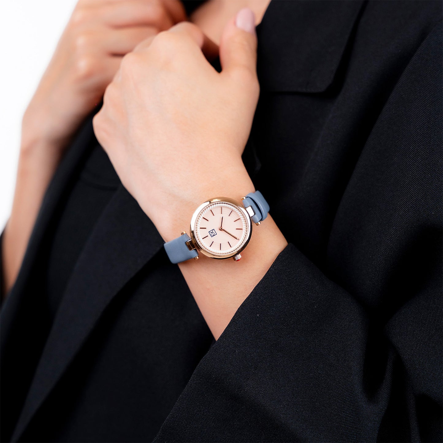 Reloj Cloe Análogo para Dama con Bisel Interno en Relieve y Correa de Tactopiel OE2618