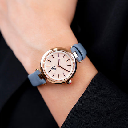 Reloj Cloe Análogo para Dama con Bisel Interno en Relieve y Correa de Tactopiel OE2618