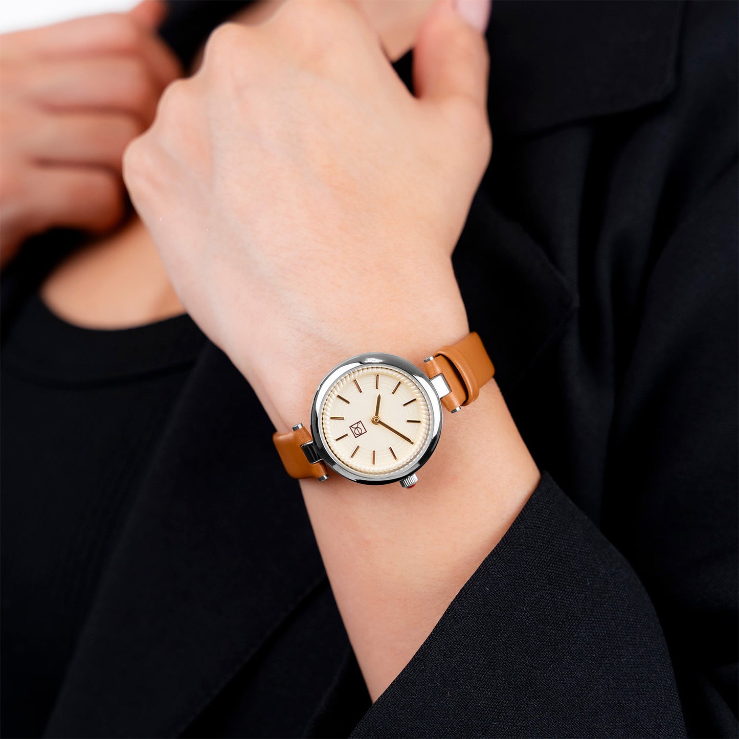 Reloj Cloe Análogo para Dama con Bisel Interno en Relieve y Correa de Tactopiel OE2618
