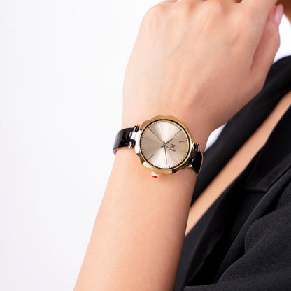 Reloj Cloe Análogo para Dama con Bisel en Forma de Flor y Correa de Charol