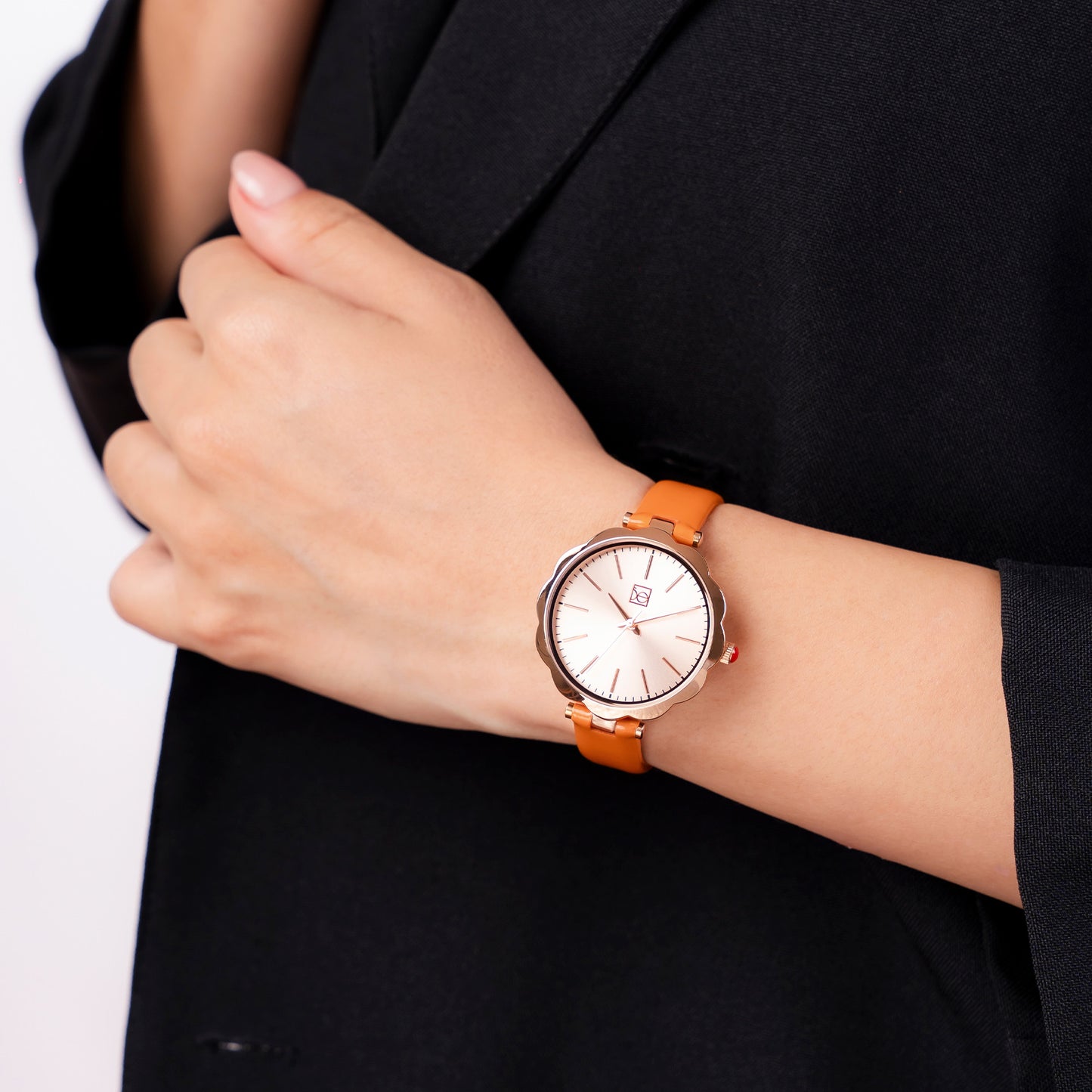 Reloj Cloe Análogo para Dama con Bisel en Forma de Flor y Correa de Charol