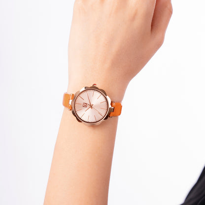 Reloj Cloe Análogo para Dama con Bisel en Forma de Flor y Correa de Charol