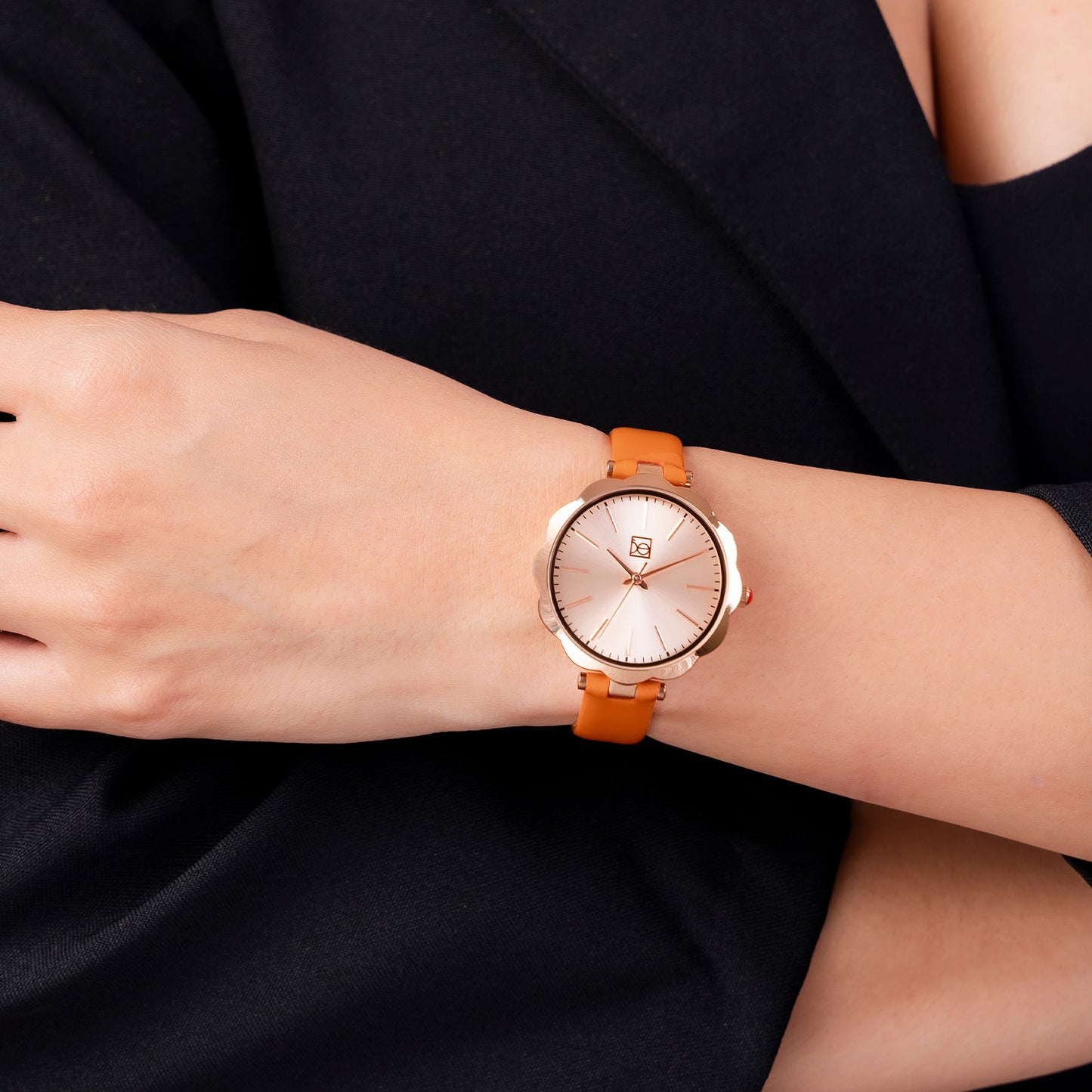 Reloj Cloe Análogo para Dama con Bisel en Forma de Flor y Correa de Charol